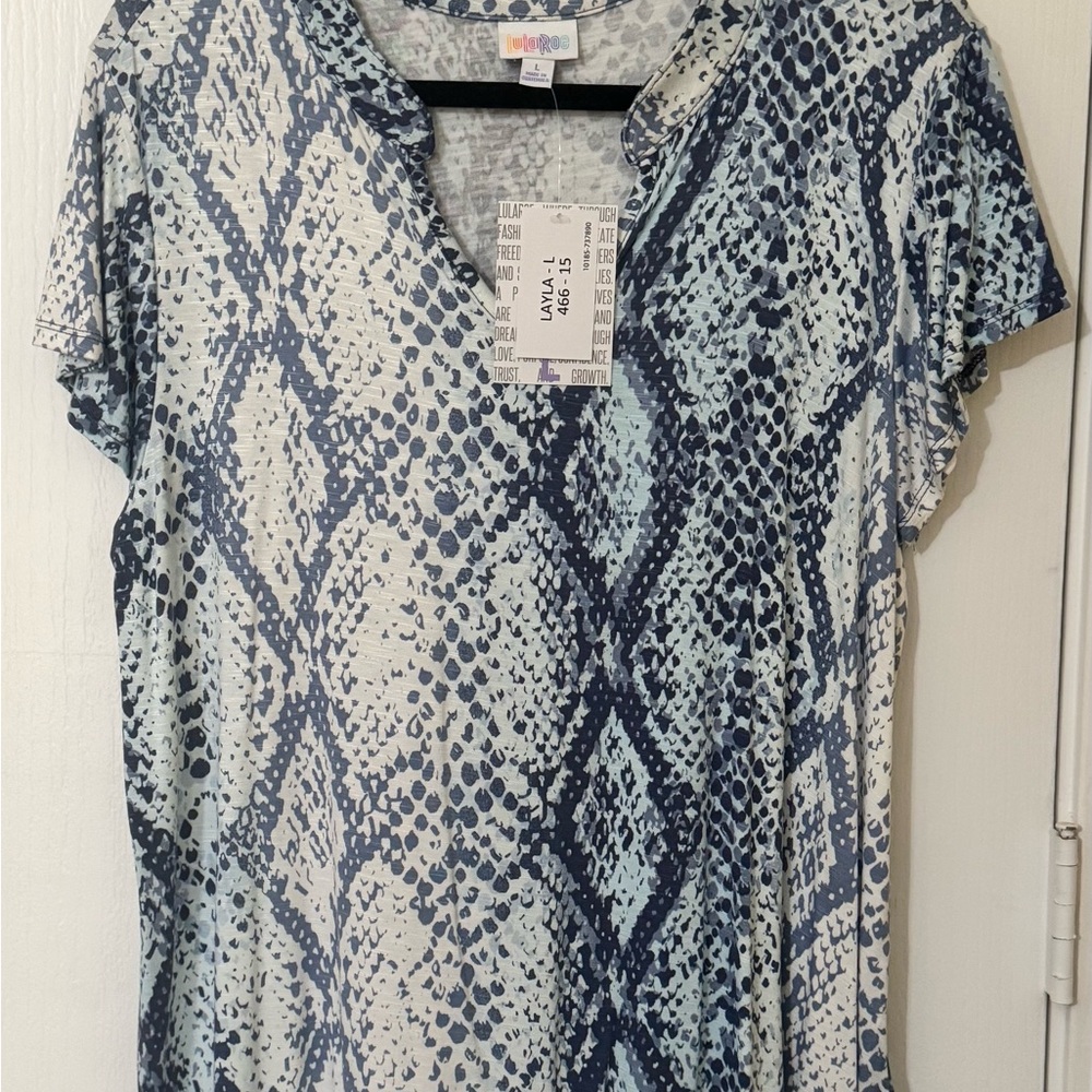 Lularoe Layla mandarin split collar Tee NWT Blue - Picture 3 of 5